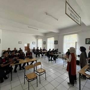 Vize ve Kıyıköy Jandarma Komutanlıklarında Görevli Personele Kadına Yönelik Şiddetle Mücadele ve Bağımlılıklar Mücadele Eğitimleri Verildi. - fotoğraf 3