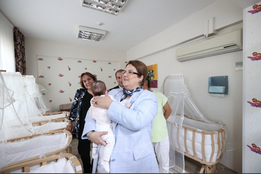 Bakanımız Sn.Derya YANIK,çocuk evleri sitemizi ziyaret etti. Tüm çabamız çocuklarımızın sağlıklı büyümesi için. 