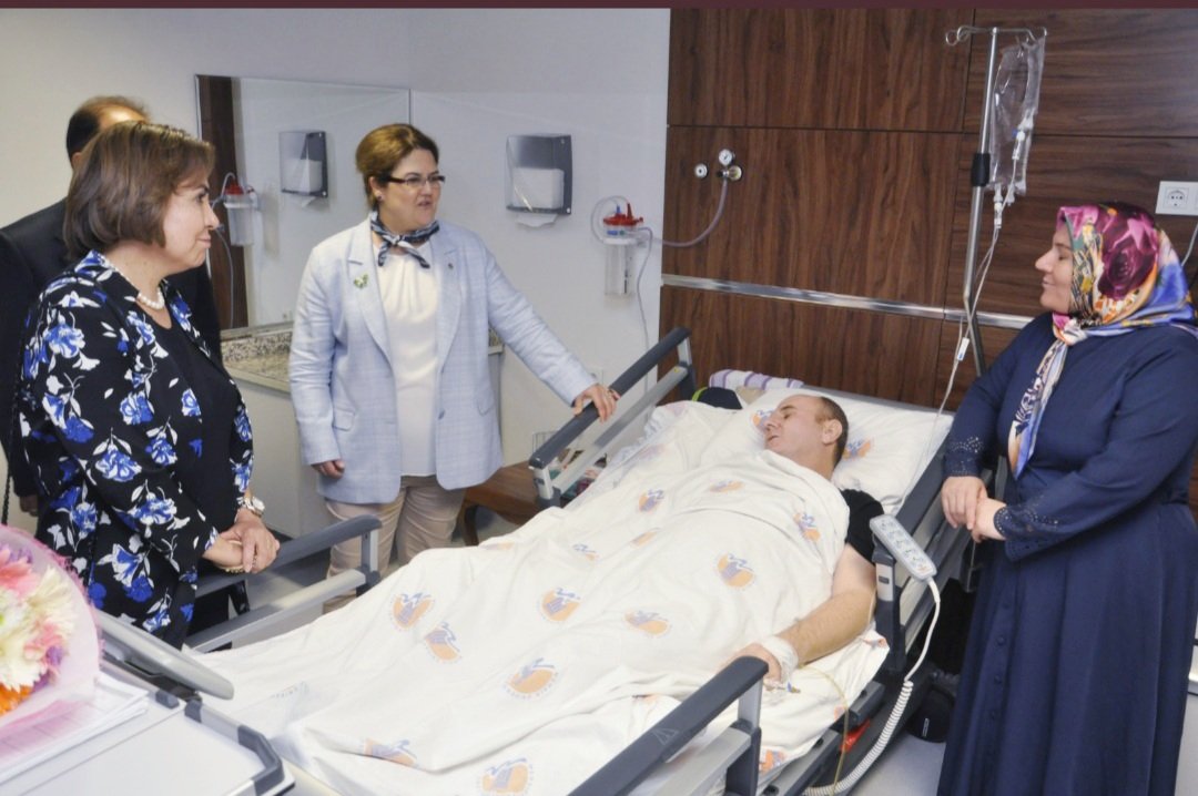 Bakanımız Sn.Derya YANIK,polisevine düzenlenen hain saldırıda yaralanan Polis Memurumuz Abdülkadir ÖZTÜRK'ü hastanede ziyaret etti. Polis Memurumuza acil şifalar diliyoruz