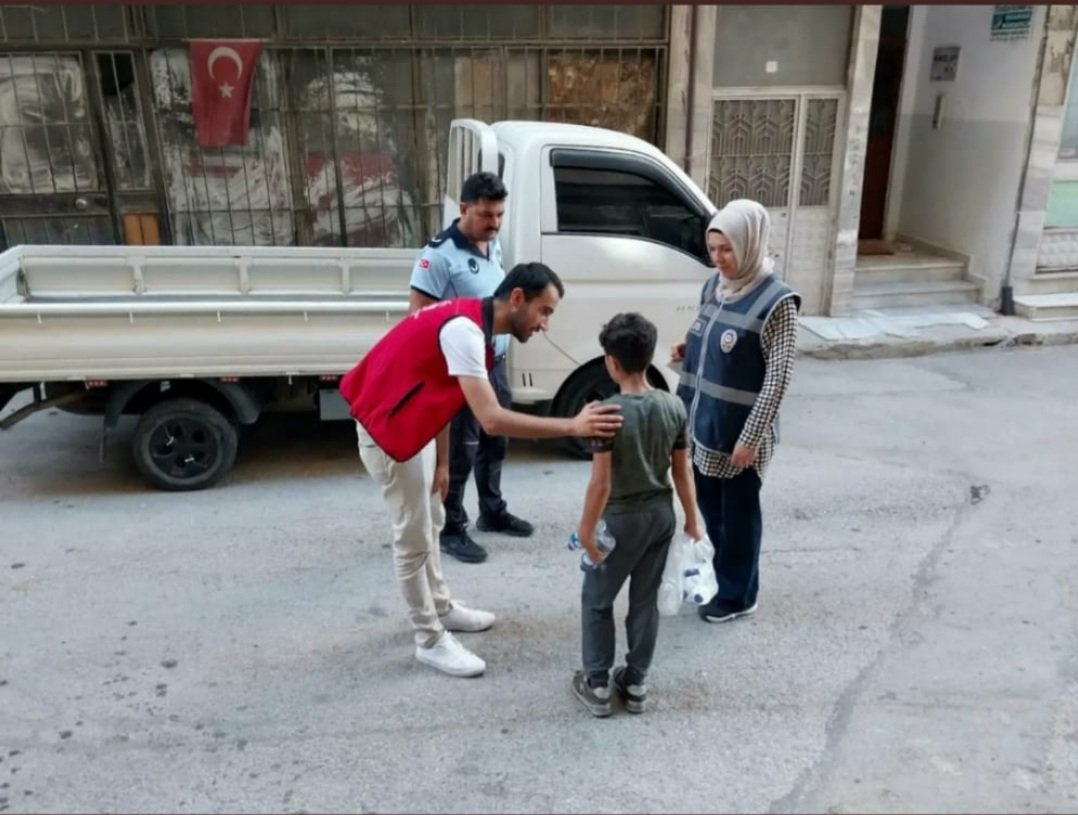 Farklı risk gruplarındaki çocukları tespit etmek,korumak,onlara ve ailelerine destek sağlamak adına uzmanlaşmış mobil ekiplerimizle sahadayız. 