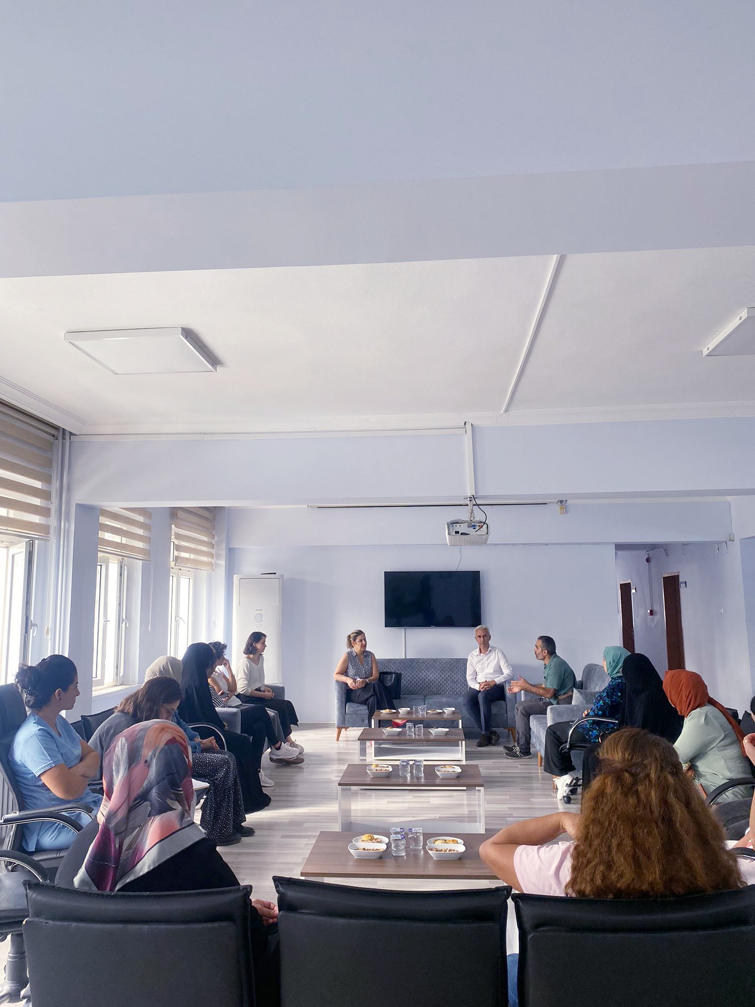 Çocuk ve Ergen Ruh Sağlığı ve Hastalıkları Uzmanı Prof.Dr.Fevziye TOROS,özel çocuklarımızın aileleri ve personelimize "Otizm ve Otizmli Çocuğa Yaklaşım'ı anlattı.