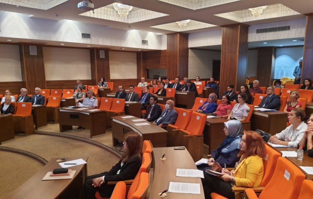 2022 yılının "3. Kadına Yönelik Şiddetle Mücadele İl Koordinasyon, İzleme ve Değerlendirme Komisyonu Toplantısı" Vali Yardımcımız Abdulhamit ERGUVAN başkanlığında paydaş kurum temsilcilerinin katılımıyla gerçekleştirildi. 