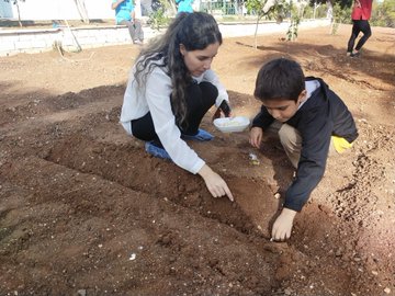 Özel çocuklarımız nerede❓ Tabiki hobi bahçesinde.😊 Hem becerilerimizi geliştiriyoruz hem sosyalleşiyoruz. 