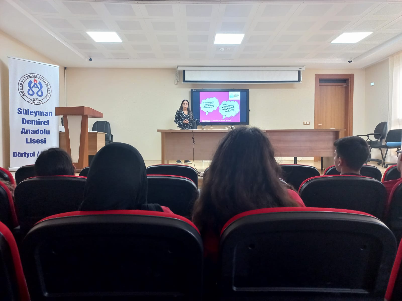 Dörtyol Süleyman Demirel Anadolu Lisesi öğrencilerine ‘’Akran Zorbalığı-Siber Zorbalık-Bilinçli Medya Kullanımı’’ konulu seminer verildi.