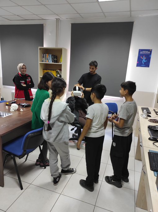 Erdemli SHM tarafından Okul Destek Projesi"inden yararlanan çocuklarımız Erdemli Meslek Yüksekokulu'nu ziyaret ettiler.Sanal gerçeklik gözlükleri ve 3D teknolojisini tanıyan çocuklarımız keyifli bir gün geçirdiler.