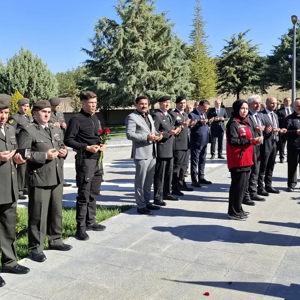  29 EKİM CUMHURİYET BAYRAMI KAPSAMINDA ŞEHİTLİK ZİYARETİ GERÇEKLEŞTİRİLDİ - fotoğraf 7