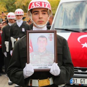 Şehidimiz Piyade Sözleşmeli Er Fırat Güner Son Yolculuğuna Uğurlandı. - fotoğraf 1