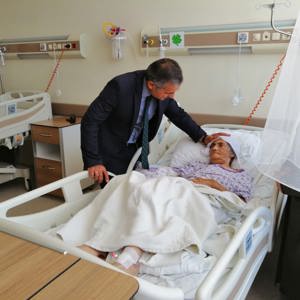 İl Müdürümüz Mahmut ÖZDEMİR Huzurevi Yaşlımızı Tedavi Gördüğü Hastanede Ziyaret Etti - fotoğraf 1