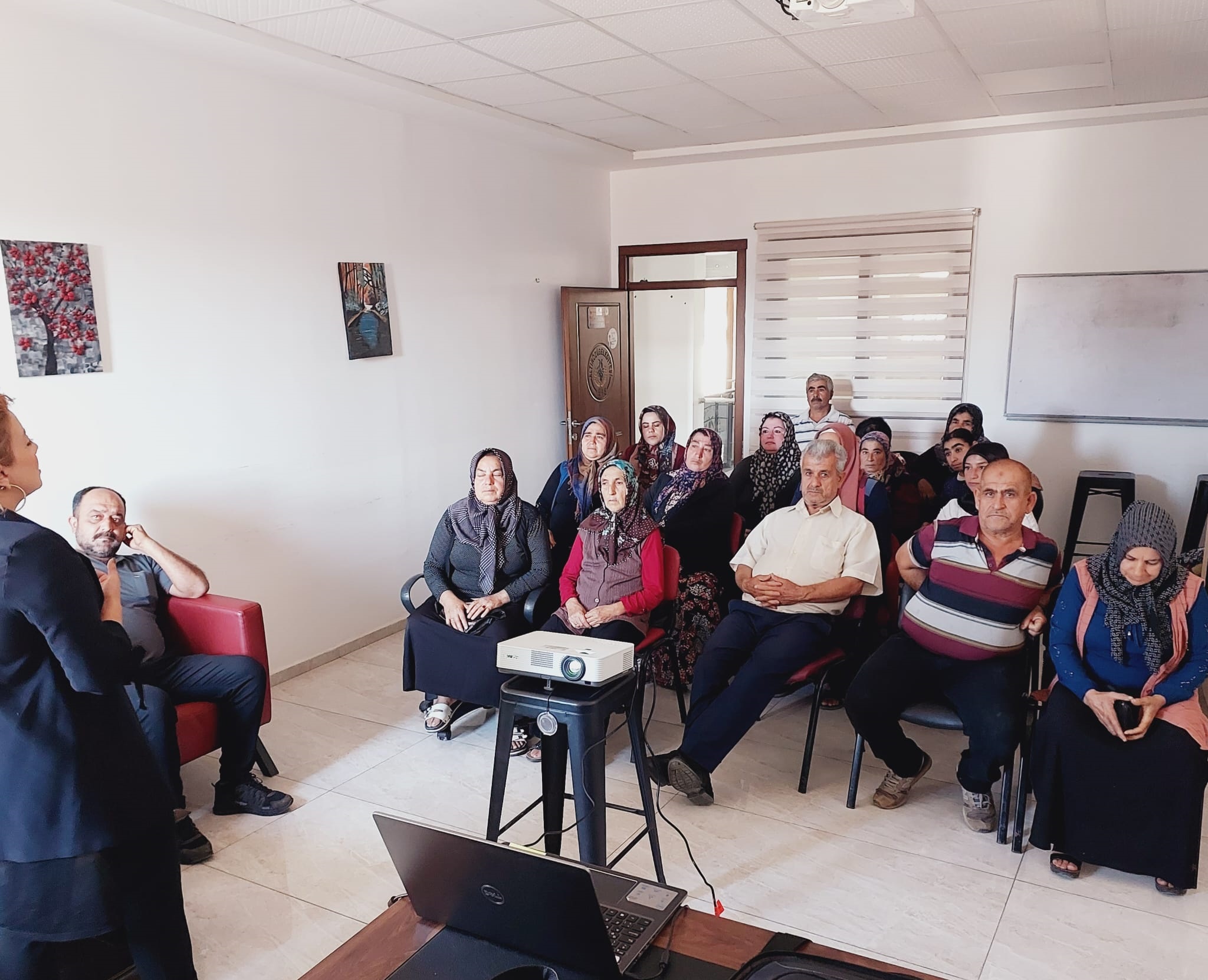 Altınözü Sosyal Hizmet Merkezi Hizmetlerinden yararlanan ailelere yönelik ‘’Aile Bütçesi ve Kaynak Yönetimi” konulu seminer verildi.