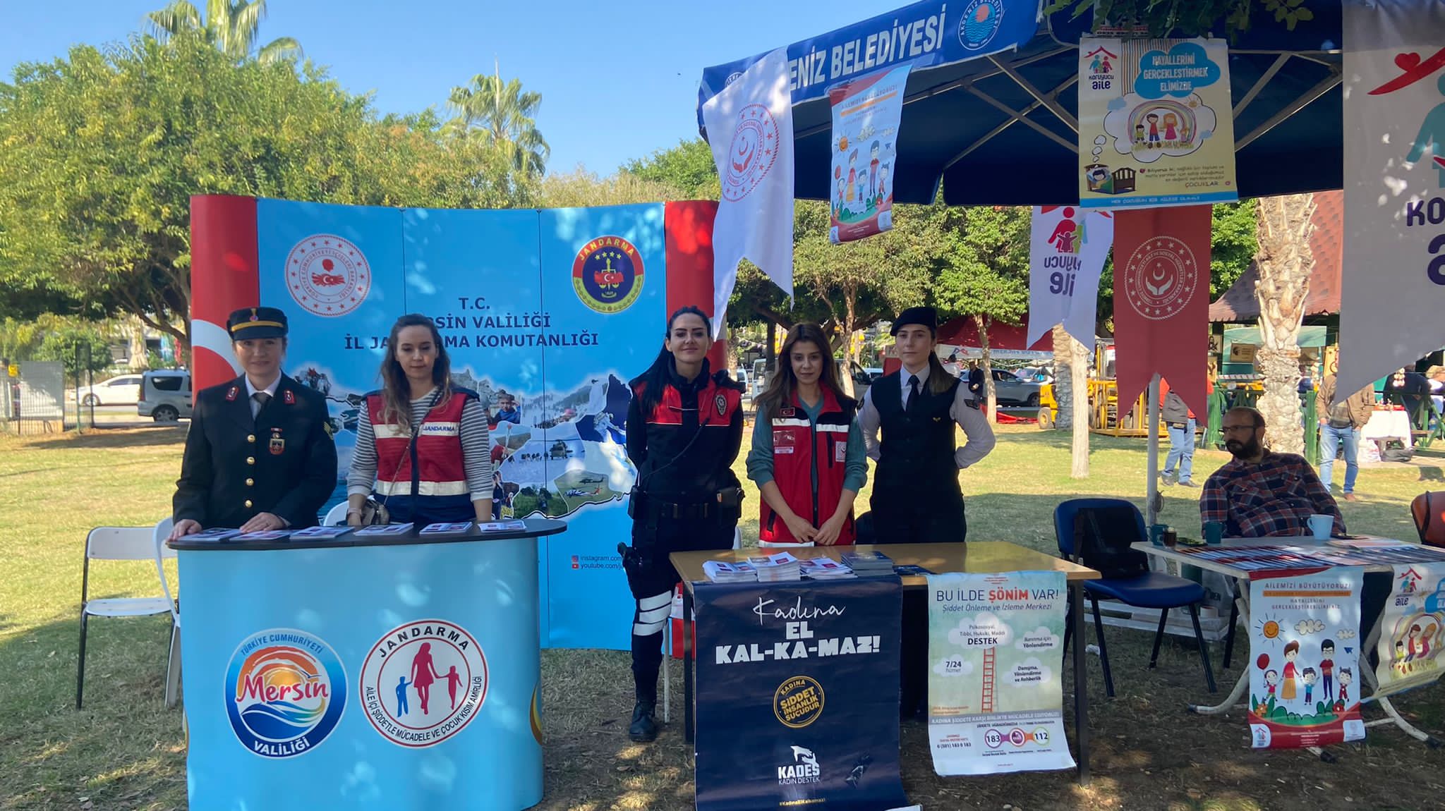  Mersin Narenciye Festivali'nde İl Müdürlüğümüz,Jandarma Komutanlığı ve Emniyet Müdürlüğü  işbirliğinde Kades Masası kurduk. KADES uygulamasını kadın vatandaşlarımıza tanıtarak uygulamayı telefonlarına yükledik.☺🤳 