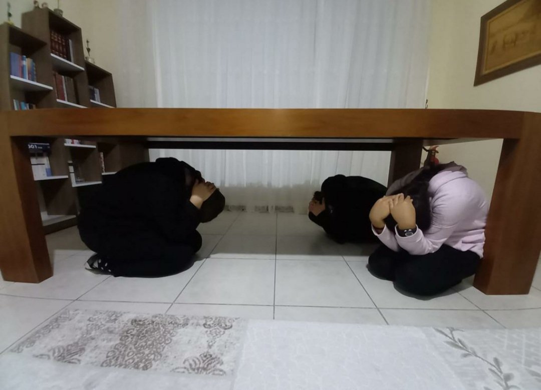 Ülke genelinde eş zamanlı olarak  ⏰18:57'de yapılan Çök Kapan Tutun deprem tatbikatı tüm kuruluşlarımızda gerçekleştirildi.  