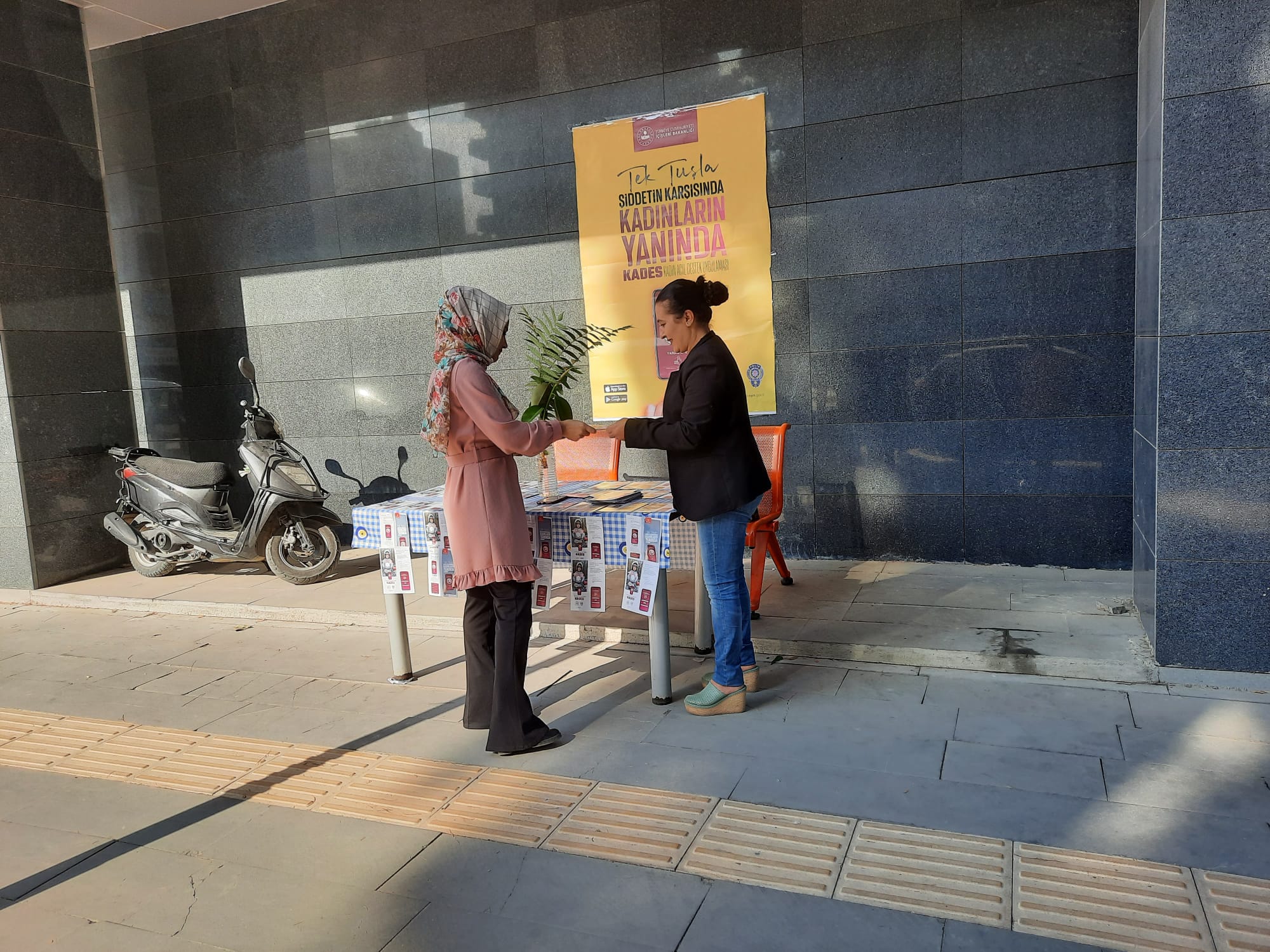 Kadına Yönelik Şiddetle Mücadele kapsamında Silifke İlçe Sağlık Müdürlüğü önünde,Silifke SHM tarafından KADES bilgilendirme masası kuruldu.KADES mobil uygulama artık kadın vatandaşlarımızın telefonlarında.