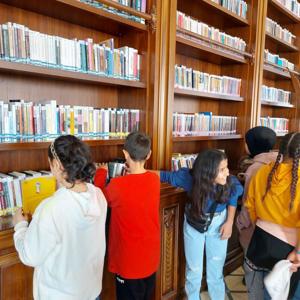 Antakya Sosyal Hizmet Merkezi Müdürlüğü tarafından Okul Destek Projesi kapsamında ortaokul öğrencilerine “Meclis Vali Rahmi Doğan Kütüphanesi, Meclis Kültür Sanat Merkezi ve Hatay Arkeoloji Müzesi’ne” gezisi düzenlendi. - fotoğraf 1