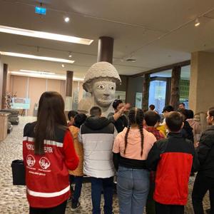 Antakya Sosyal Hizmet Merkezi Müdürlüğü tarafından Okul Destek Projesi kapsamında ortaokul öğrencilerine “Meclis Vali Rahmi Doğan Kütüphanesi, Meclis Kültür Sanat Merkezi ve Hatay Arkeoloji Müzesi’ne” gezisi düzenlendi. - fotoğraf 5