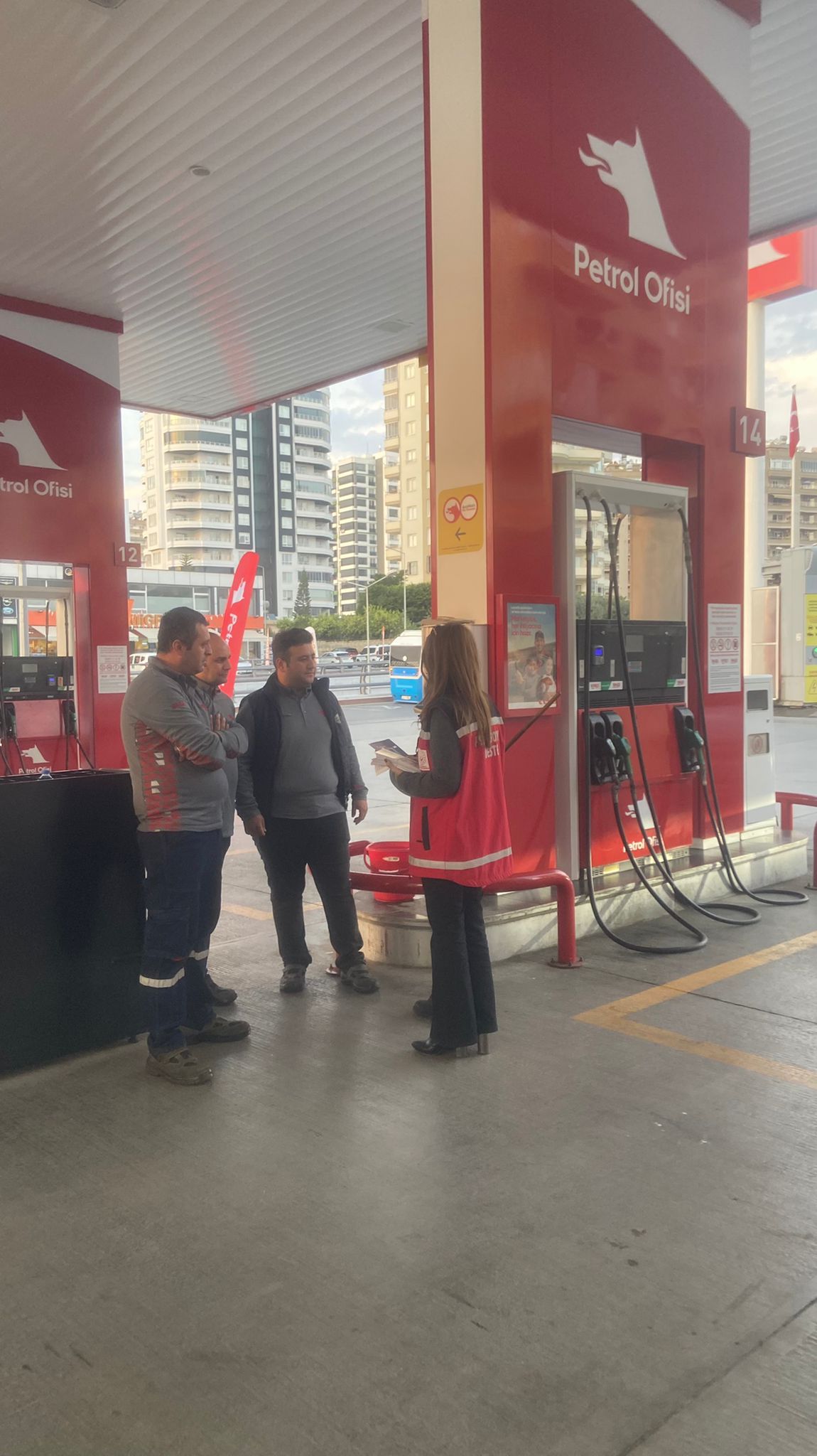 Mersin ŞÖNİM tarafından ilimizdeki Petrol Ofisi çalışanlarına KADES  uygulaması hakkında bilgilendirme yapılarak kadın sürücü ve çalışanlara broşür dağıtımı yapılmıştır. 