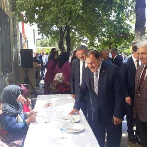 Bakan yardımcımız Ahmet Koca ve İl Protokolümüz Afyonkarahisar huzurevi yaşlı bakım ve rehabilitasyon merkezinde kalan sakinlerimizi ziyaret ederek Kurban Bayramlarını kutladılar. - fotoğraf 6