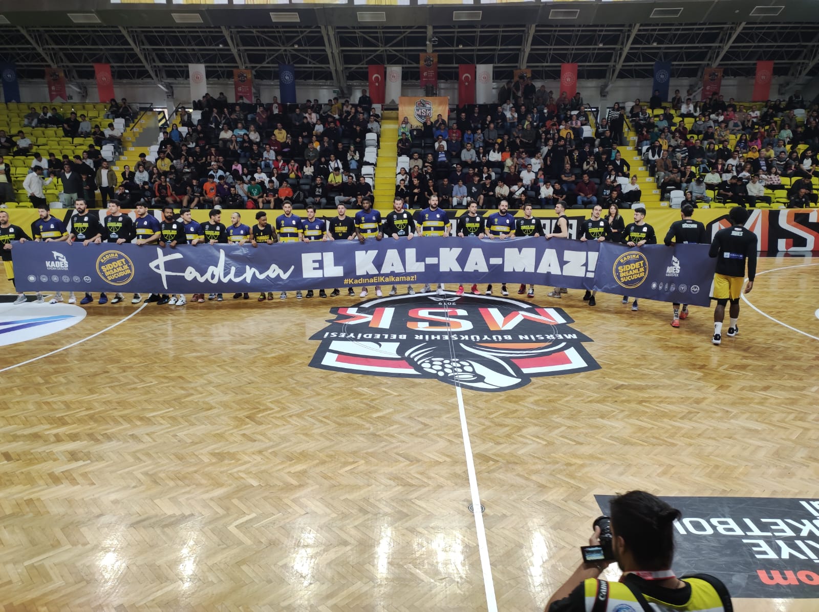 Mersin MSK - Ankaragücü Mamak Belediyesi basketbol karşılaşmasında oyuncular #KadınaElKalkamaz pankartı açtılar.