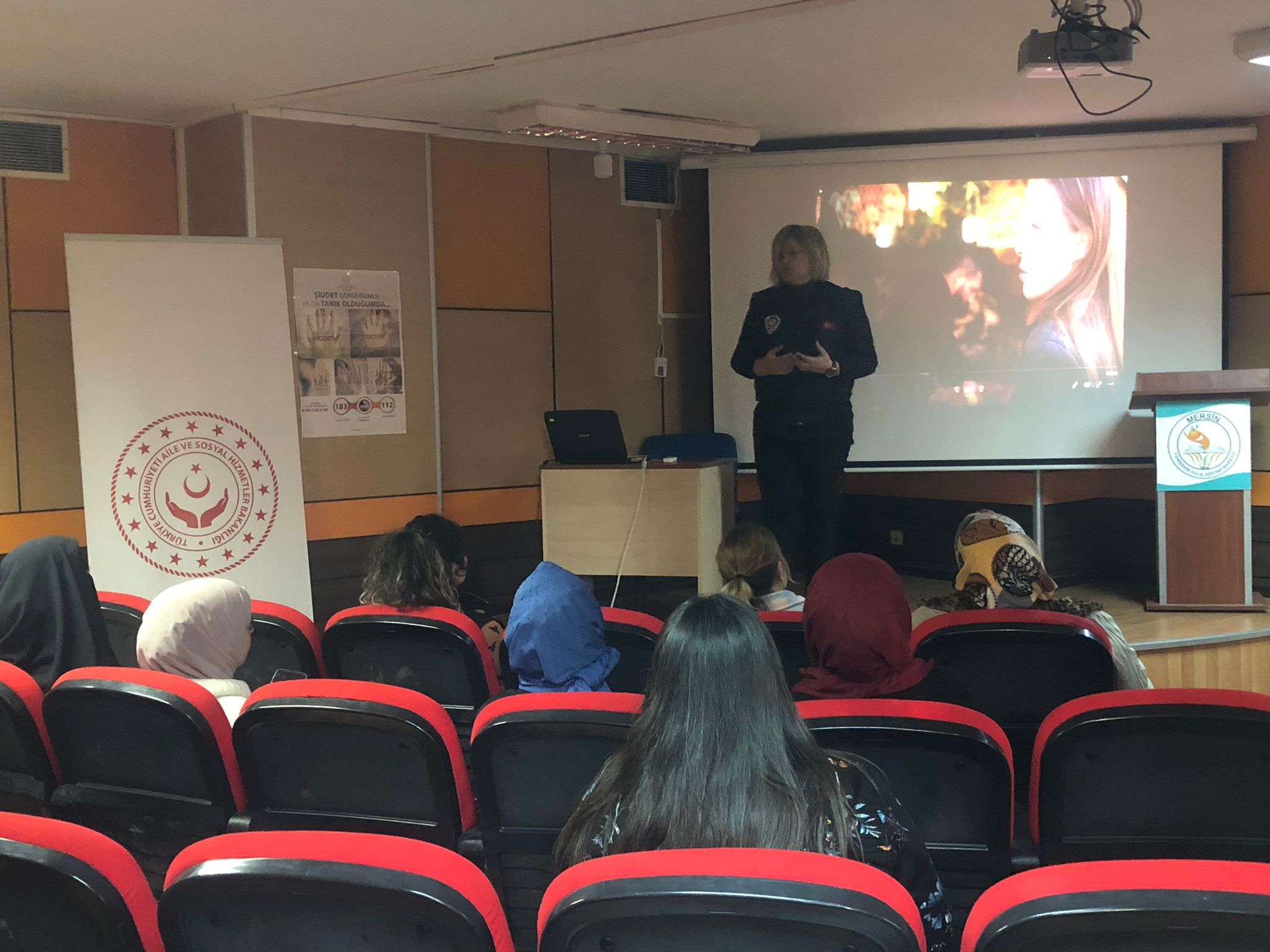 Yenişehir SHM tarafından İlçe Emniyet Müdürlüğü işbirliği ile Yenişehir Halk Eğitim Merkezi kursiyerlerine "Kadına Yönelik Şiddetle Mücadele ve Kades Eğitimi" düzenlenmiştir.