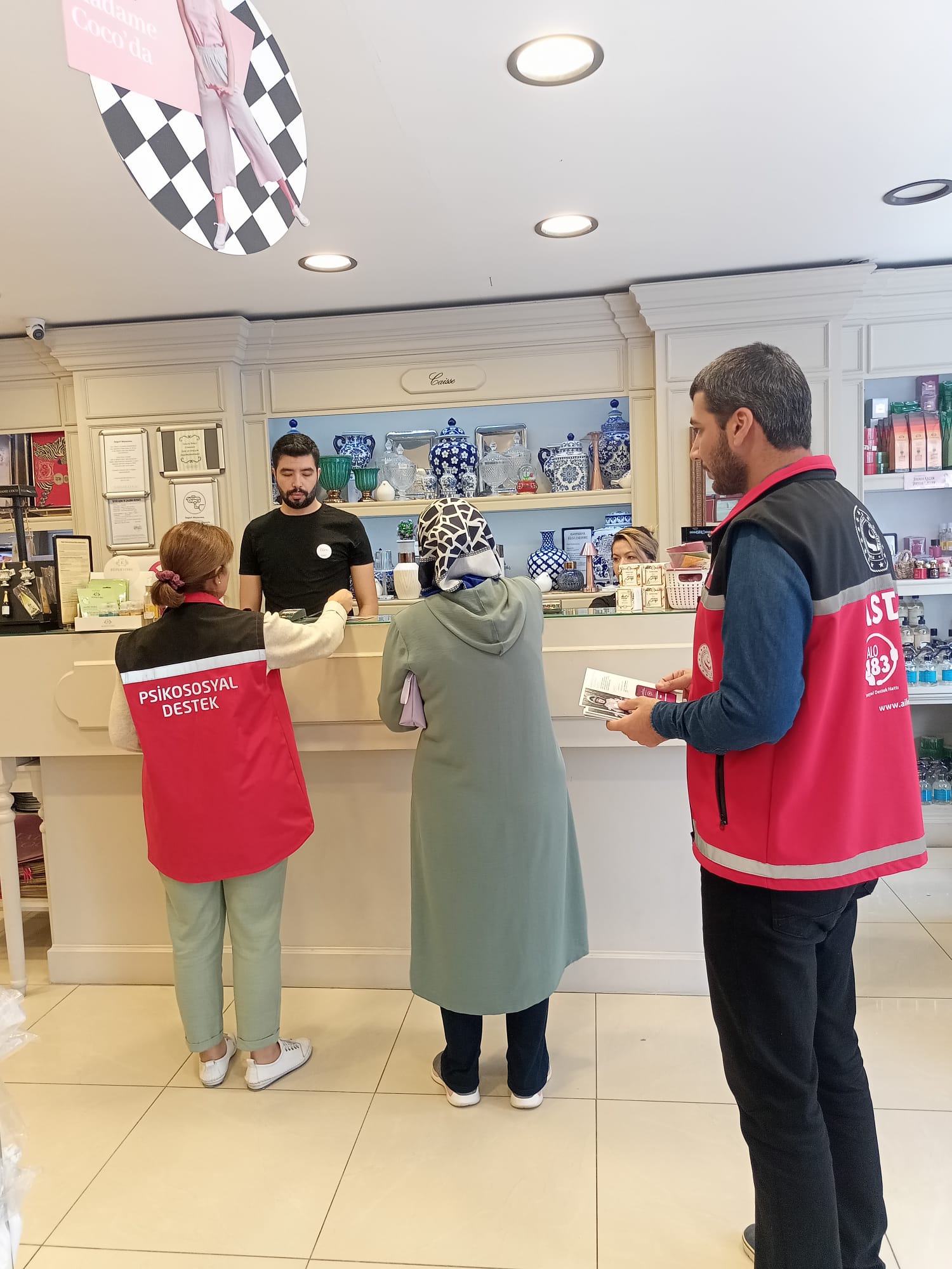 Silifke SHM tarafından İlçe AVM Kuaför ve Esnaflarımız sokak sokak dolaşırlarak vatandaşlarımıza  "KADES ve Kadına El KAL-KA-MAZ"  broşürleri dağıtıldı.