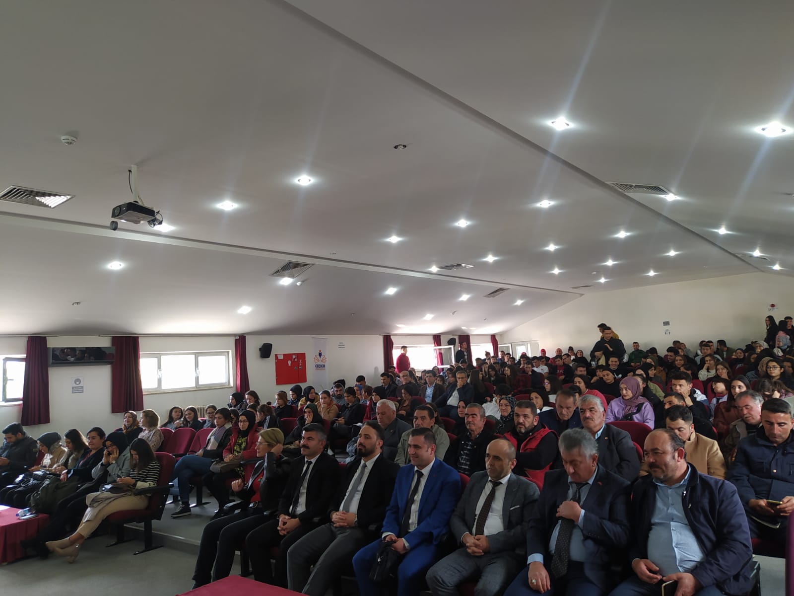 Serinhisar'da "Aile İçi İletişim ve Kadına Karşı Şiddetle Mücadele" konularında konferanslar verilmiştir