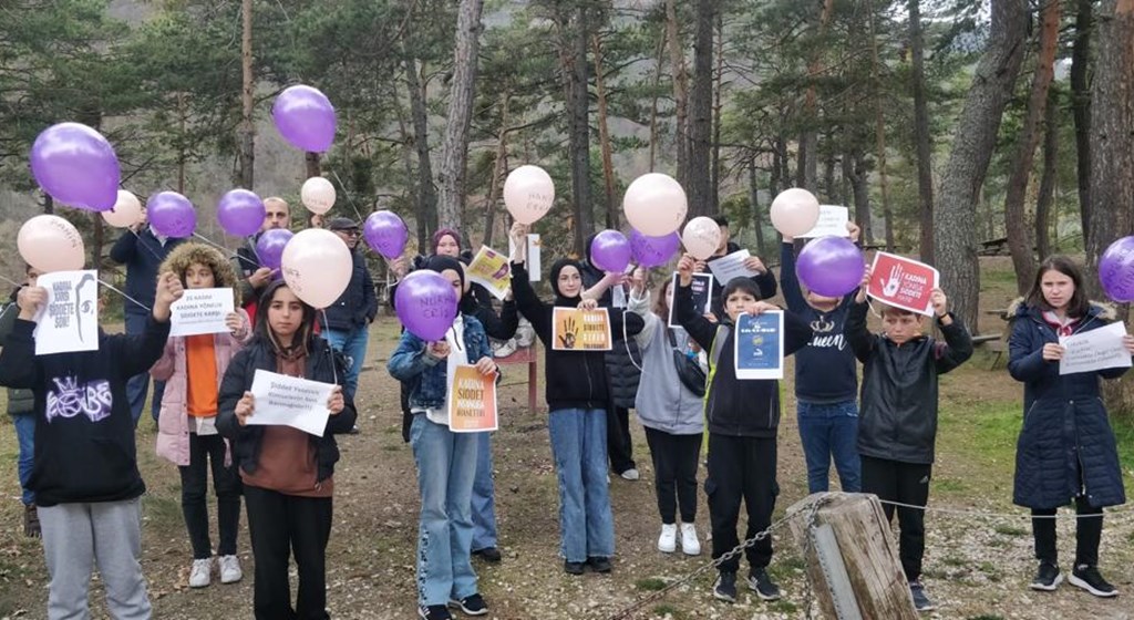 Öğrenciler, şiddet gören kadınlar için gökyüzüne balon bıraktı