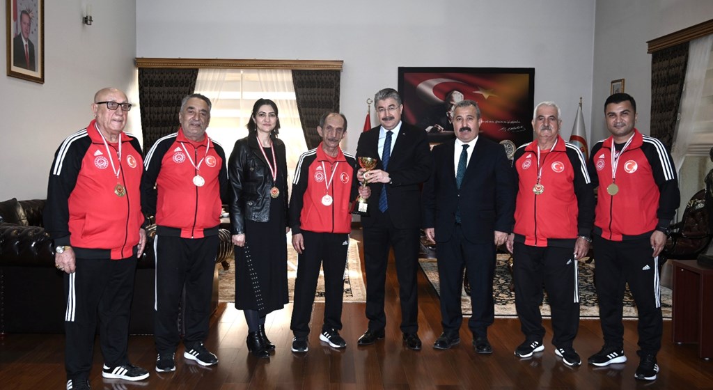 Osmaniye Özden Huzurevi Bocce Takımı Sporcuları, Sayın Valimiz Dr. Erdinç Yılmaz’ı Makamında Ziyaret Etti