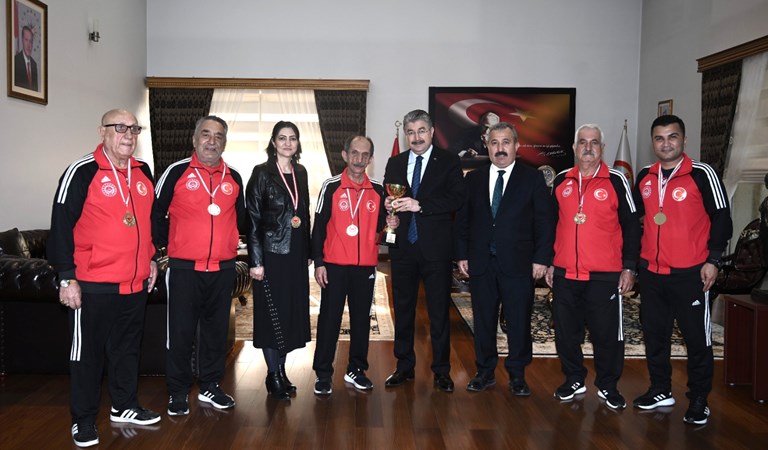 Osmaniye Özden Huzurevi Bocce Takımı Sporcuları, Sayın Valimiz Dr. Erdinç Yılmaz’ı Makamında Ziyaret Etti