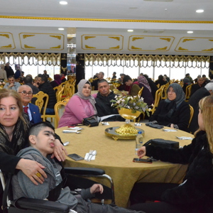 Van Aile ve Sosyal Hizmetler İl Müdürlüğü ile Van Büyükşehir Belediyesi tarafından engellilere yemek verildi. - fotoğraf 2