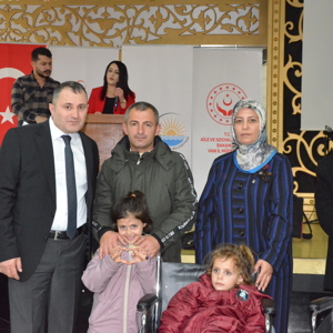 Van Aile ve Sosyal Hizmetler İl Müdürlüğü ile Van Büyükşehir Belediyesi tarafından engellilere yemek verildi. - fotoğraf 3