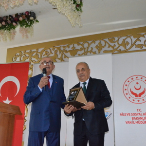 Van Aile ve Sosyal Hizmetler İl Müdürlüğü ile Van Büyükşehir Belediyesi tarafından engellilere yemek verildi. - fotoğraf 10