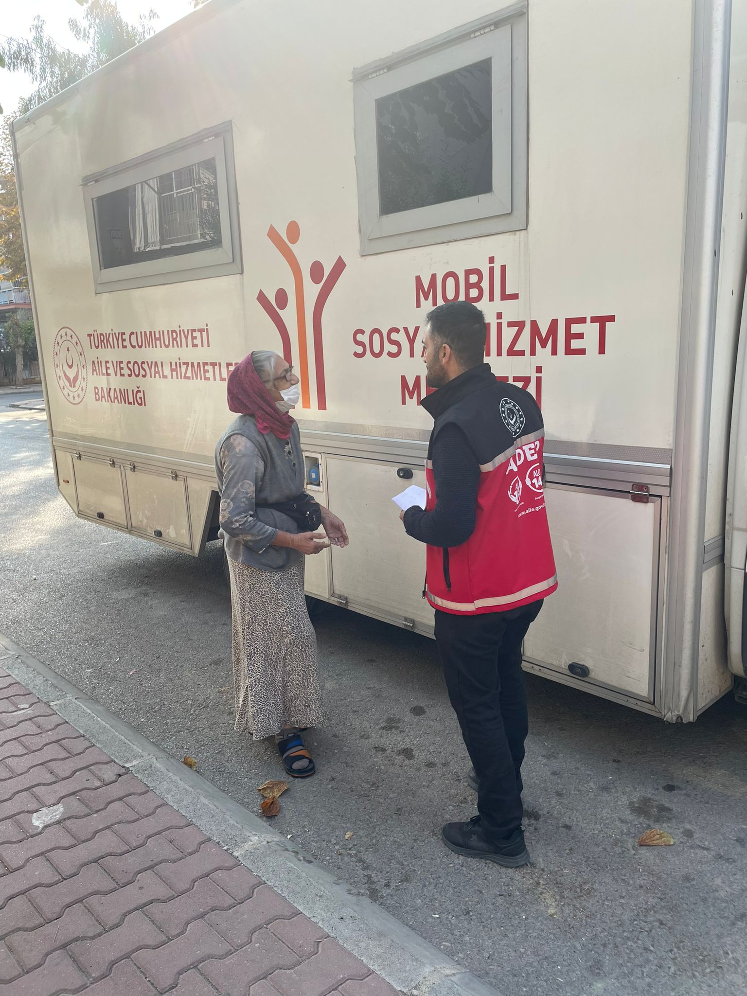Sosyal hizmet ve sosyal yardımlarımızı vatandaşlarımıza ulaştırmak için  #MobilSosyalHizmetMerkezi'miz bugün;  📍TOROSLAR AKBELEN ve SELÇUKLAR MAHALLESİ 'nde.