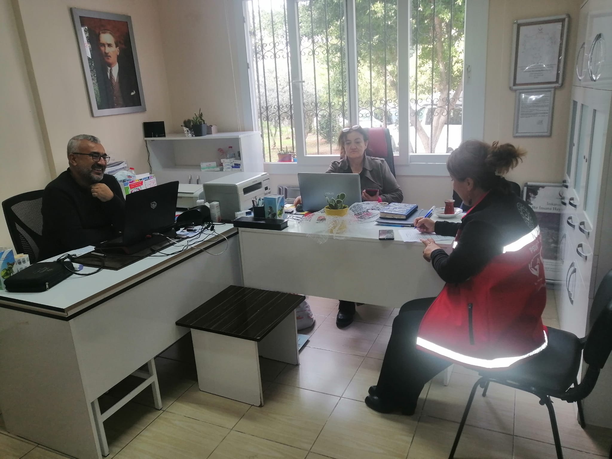 Mezitli SHM, Aile Destek Programı (ASDEP)kapsamında ilçemizde bulunan aile hekimlerimizi ziyaret etmeye devam ediyor.