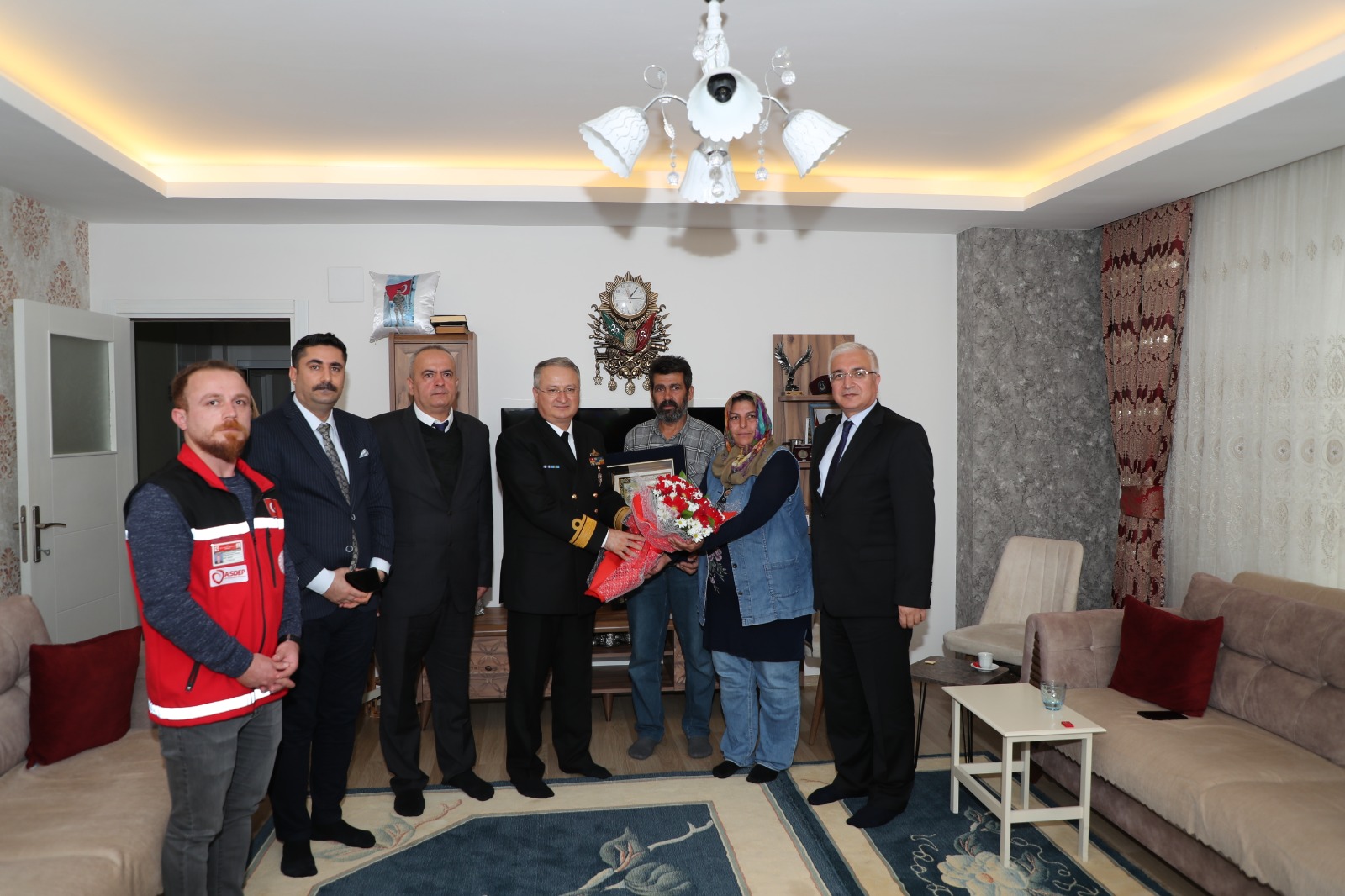 Mezitli SHM, kahraman şehidimiz Hava Piyade Astsubay Kıdemli Çavuş Özkan DEMİR'in kıymetli ailesini ziyaret etti.🇹🇷