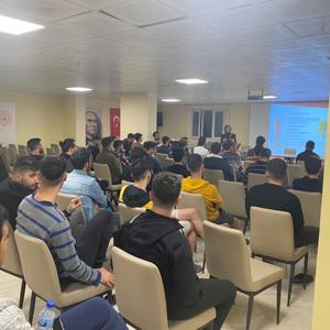 Mustafa Kemal Üniversitesinde öğrenim gören öğrencilere  “Evlilik Öncesi Eğitim” konulu seminer verildi. - fotoğraf 7
