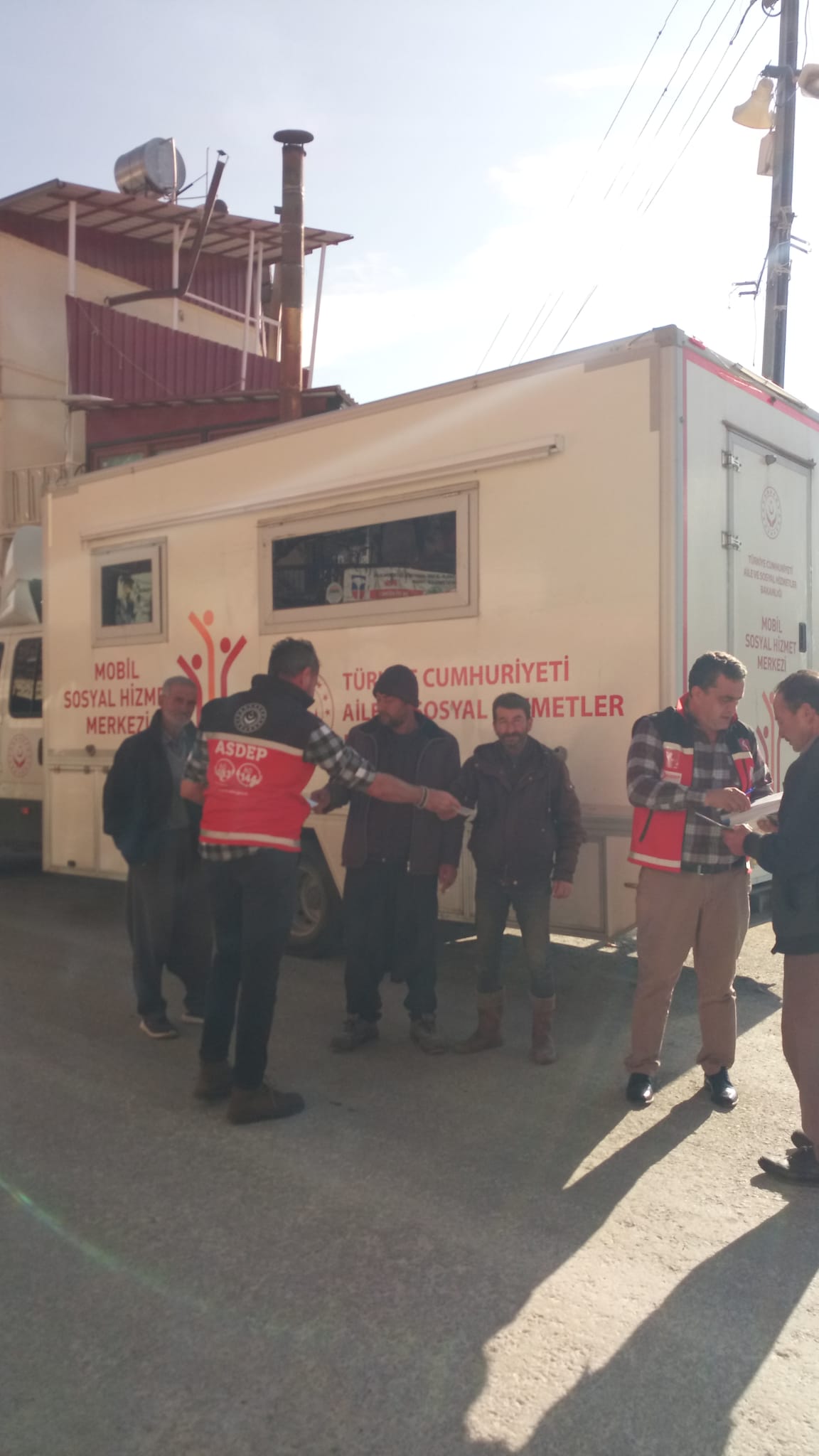 Vatandaşlarımızın ihtiyaçlarını yerinde tespit etmek ve uygun sosyal hizmet müdahalesinde bulunmak için Mobil Sosyal Hizmet Merkezi'mizle  📍Toroslar Arslanköy Mahallesi'ndeyiz.