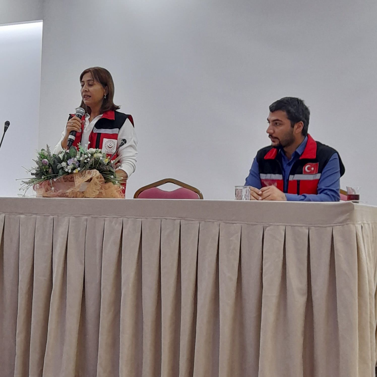 Silifke SHM, İlçe Kamu Kurum ve Kuruluş Amirleri ile İlçe Mahalle Muhtarları'na "Kadına Yönelik Şiddetle Mücadele ve Erken Yaşta Zorla Evlilik" konularında eğitim düzenlenmiştir.  📍SİLİFKE HALK EĞİTİM  MERKEZİ