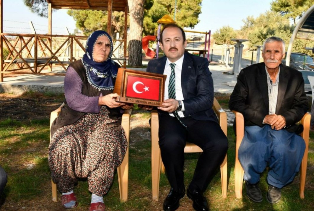 Tarsus İlçemizde bulunan kahraman şehidimiz Uzman Çavuş Musa SAYAN'ın kıymetli ailesini Valimiz Sn.Ali Hamza PEHLİVAN ve İlçe kaymakamımızla ziyaret ettik.Aziz şehidimizin ruhu şad olsun. 
