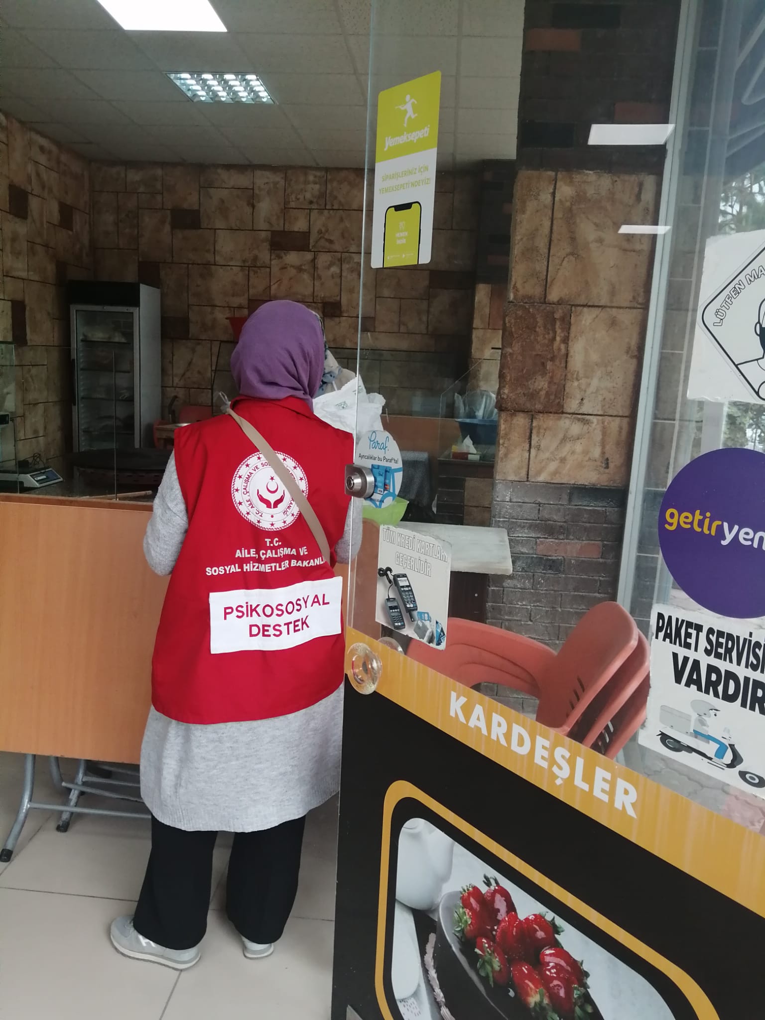 Ulusal Hane Ziyaretleri kapsamında ASDEP ekiplerimizle sosyal destek hizmetlerimizi sürdürmeye devam ediyoruz.Bugün;  📍Mezitli Atatürk Mahallesi'ndeyiz.