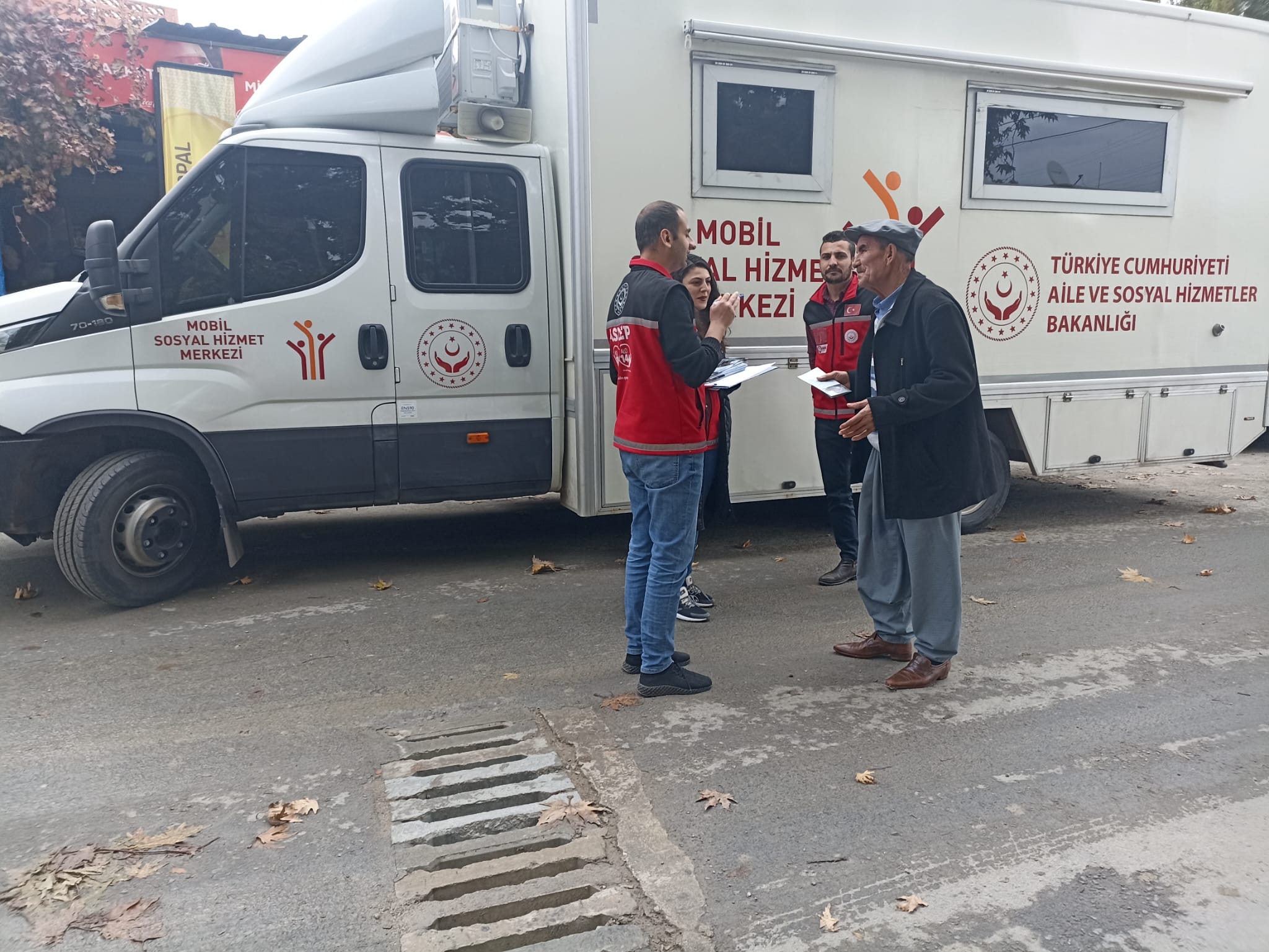 Bakanlığımız hizmet modellerini anlatmak,vatandaşlarımızın sosyal hizmetlere erişimini sağlamak için Mobil Sosyal Hizmet Merkezi'miz bugün;  📍Tarsus Say Köyde 