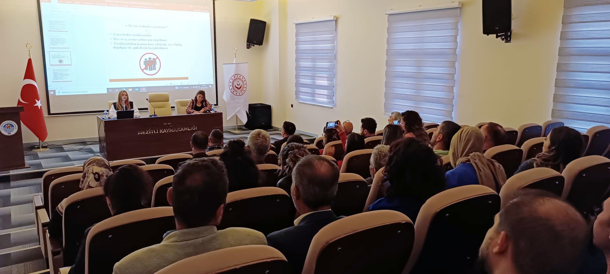 Mezitli SYDV personellerine "Öfke Kontrolü, Aile İçi İletişim ile Kadına Yönelik Şiddete Karşı Mücadele" eğitimi verildi.  📍Mezitli Kaymakamlık Toplantı Salonu  