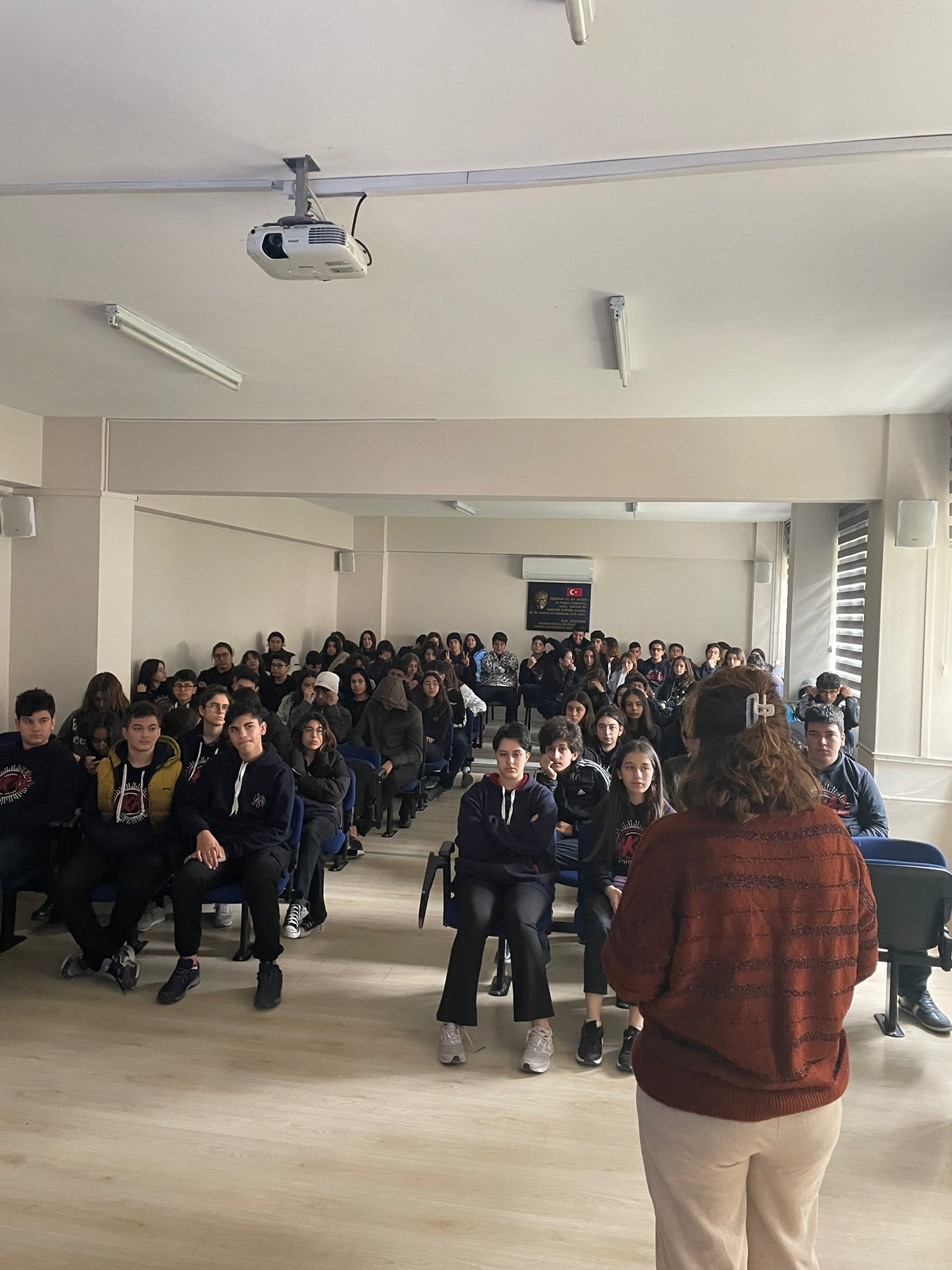 Mezitli SHM tarafından Yusuf Kalkavan Anadolu Lisesi'nde "Çocuk Hakları,Akran Zorbalığı ve Teknoloji Bağımlılığı"konularında eğitim düzenlenledi.