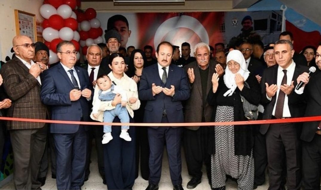 Erdemli Anadolu Lisesi'nde Kahraman şehidimiz J.Asb.Kd.Üçvş.Celil MUTLU Kütüphanesinin açılışına Valimiz Sn Ali Hamza PEHLİVAN ve şehidimizin çok kıymetli ailesi ile katıldık.Aziz şehidimizin ruhu şad olsun. 
