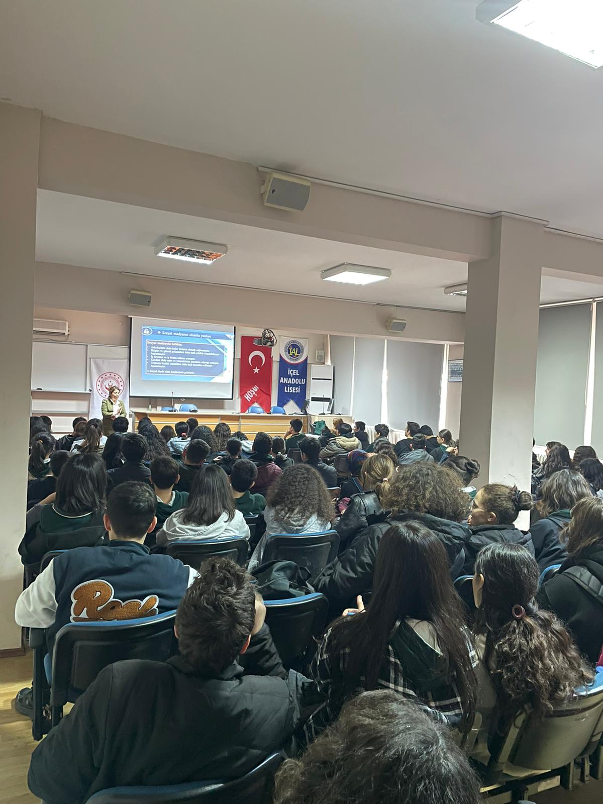 Mezitli SHM, İçel Anadolu Lisesi'nde "Çocuk Hakları ,Teknoloji Bağımlılığı ve Akran Zorbalığı" konularında eğitim düzenlemiştir.