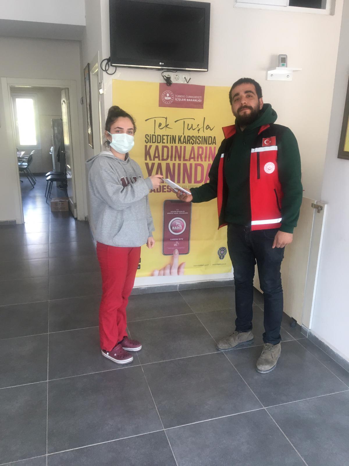 Toroslar SHM tarafından"Kadına Yönelik Şiddetle Mücadele" kapsamında Aile Hekimlikleri ve Eczanelere afişlerimiz asılarak vatandaşlarımıza bilgilendirme yapıldı.