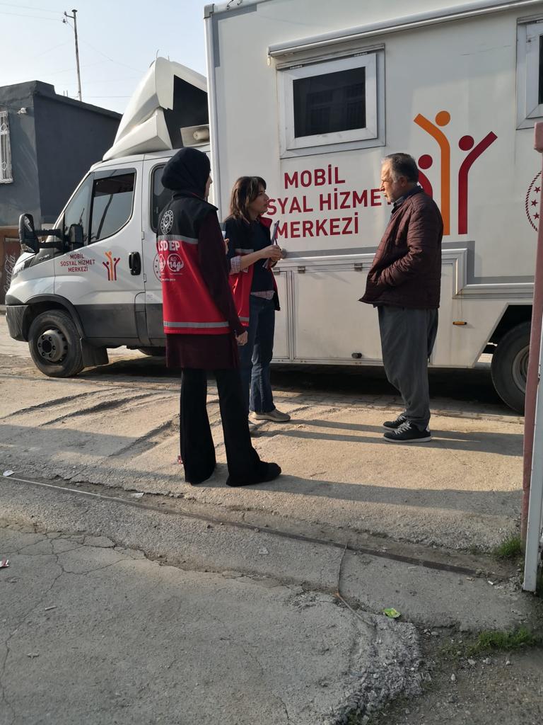 Hizmet modellerimizin odağında "İnsan" var. Mobil Sosyal Hizmet Merkezi'miz ile saha çalışmalarımız için  Tarsus Özbek Köyü ve Fahrettinpaşa Mahallesindeyiz. 