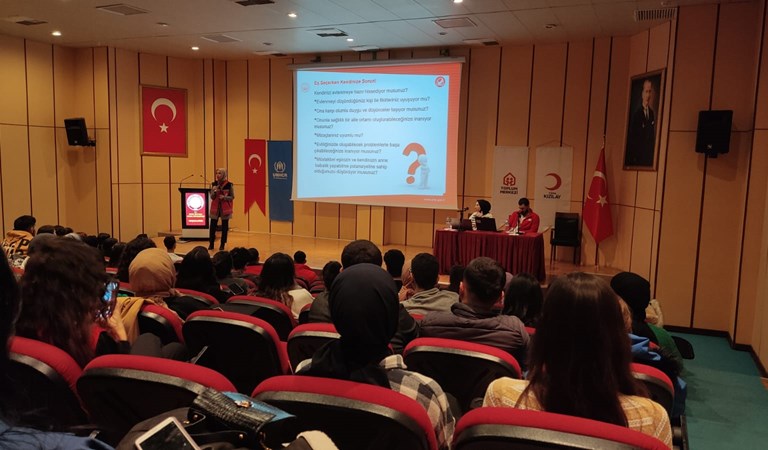 Mustafa Kemal Üniversitesinde öğrenim gören gençlere  “Evlilik Öncesi Eğitim” konulu seminer verildi.