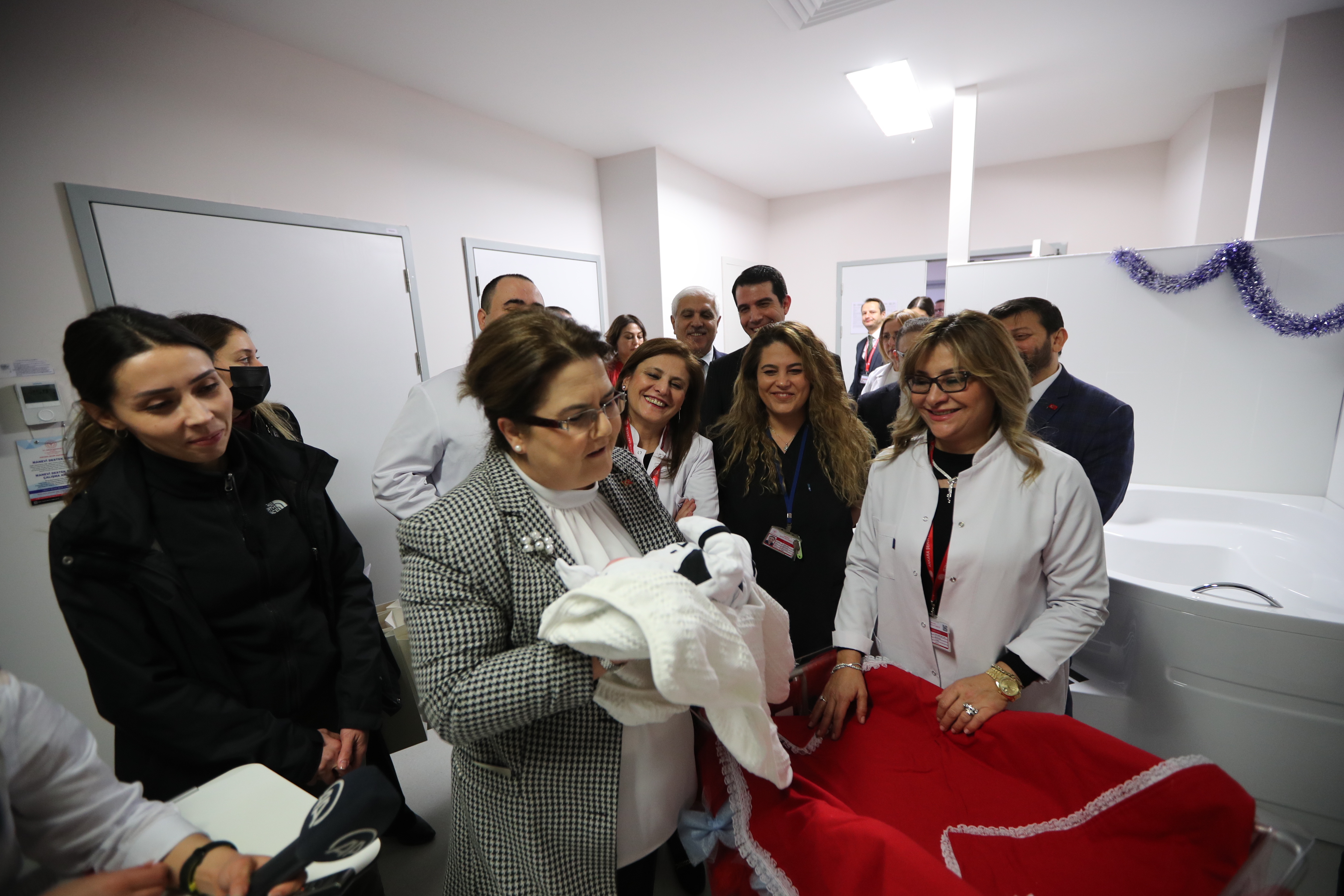 Aile ve Sosyal Hizmetler Bakanımız Derya Yanık Yeni Yılın İlk Bebeklerini Ziyaret Etti