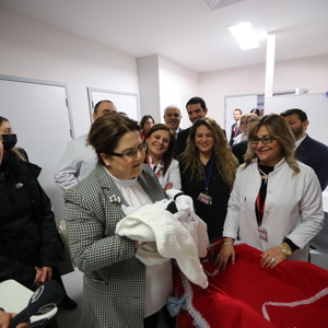 Aile ve Sosyal Hizmetler Bakanımız Derya Yanık Yeni Yılın İlk Bebeklerini Ziyaret Etti - fotoğraf 1