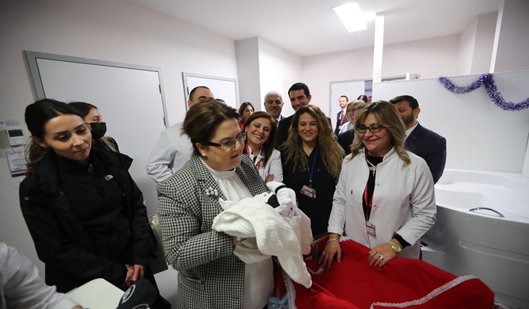 Aile ve Sosyal Hizmetler Bakanımız Derya Yanık Yeni Yılın İlk Bebeklerini Ziyaret Etti