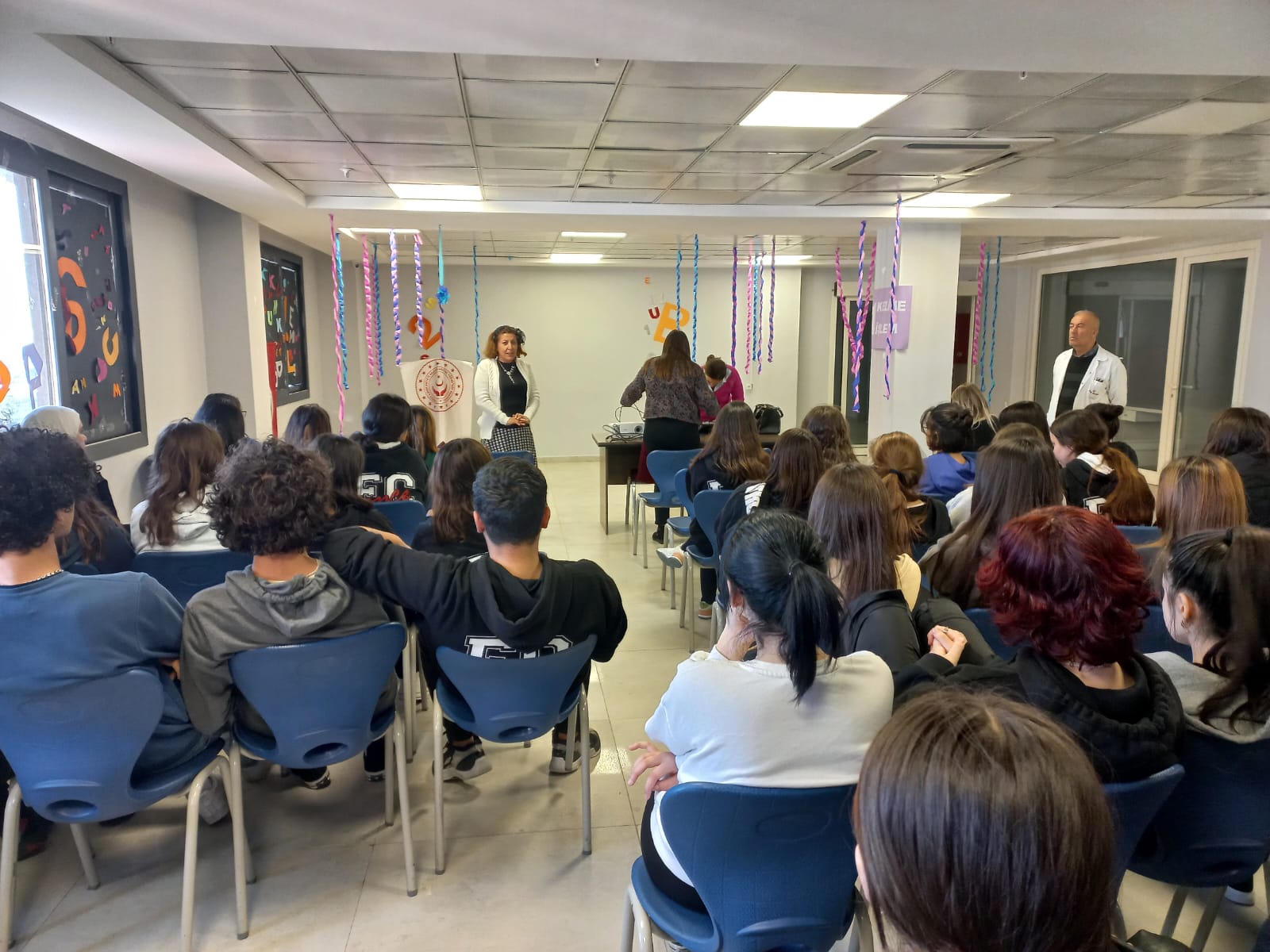 Mezitli SHM, Mersin Final Okulları Lisesi'nde "Çocuk Hakları ,Teknoloji Bağımlılığı ve Akran Zorbalığı" konularında eğitim düzenlemiştir.